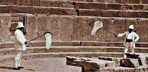 2698- Timgad - Theatre Romain - Chasse aux Papillons2 - 1910